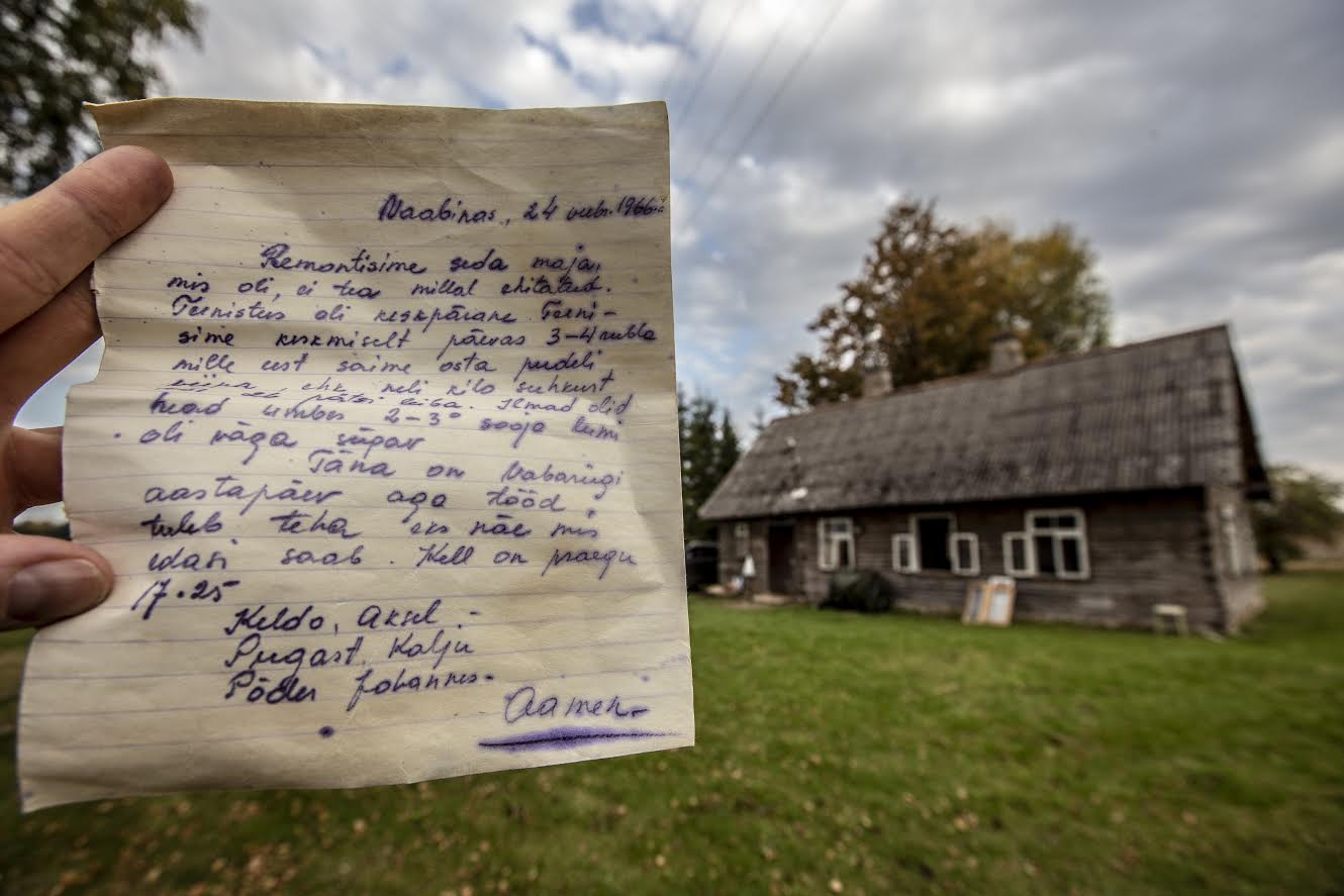 Maigar Palm, Sirli Lännik ja väike Mairon eile hommikul praeguse Tammetalu ja tulevase Palmitalu õuel. Foto: AIGAR NAGEL