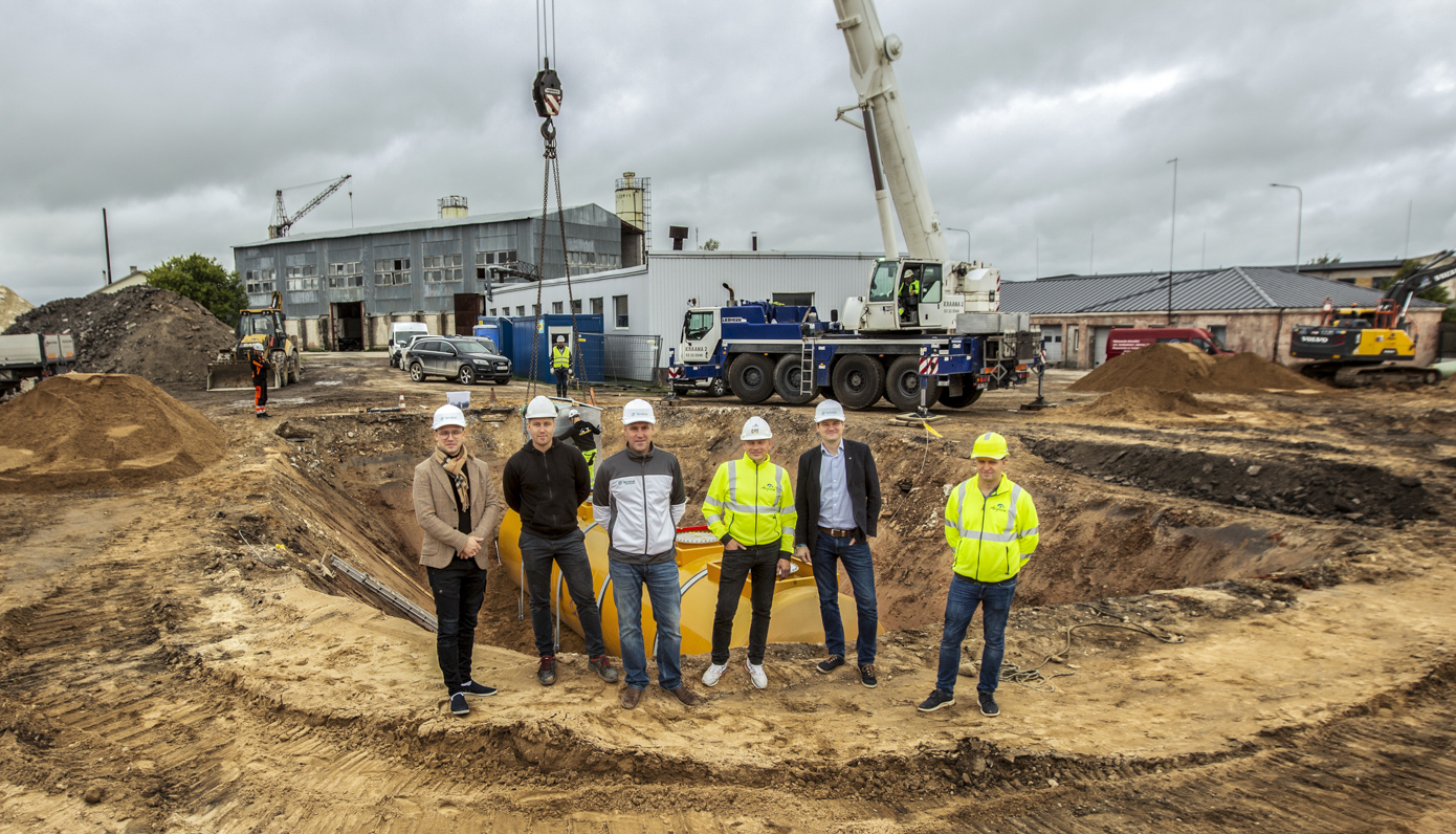 Teisipäeval oli mahuti paigaldamist kohapeal jälgimas kümmekond tähtsat silmapaari. Fotol vasakult Terminal Oili juhatuse liige Raido Raudsepp, OÜ Amark Ehitus juhatuse liige Ardi Mark, Terminal Oili ehitusjuht Raimu Saaremaa, OÜ Aigren juhatuse liige Meelis Kibena, ASi Tartu Terminal juhatuse liige Rauno Raudsepp ja OÜ Aigren tegevjuht Enar Viljamaa. Foto: AIGAR NAGEL