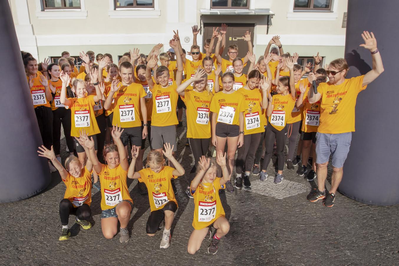 Üle Eesti joosti heategevuslikku teatejooksu 28 paigas. Võrumaa start anti kolmapäeval kell 16.05 Võru keskväljakul. Foto: AIGAR NAGEL