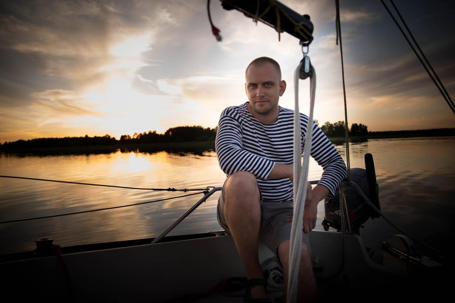 OÜ Tuuletark omanik ja väikelaevajuhi kursuste juhendaja Kaarel Vettik suvisel Tamula järvel jahiga Tuuletark. Foto: ERAKOGU