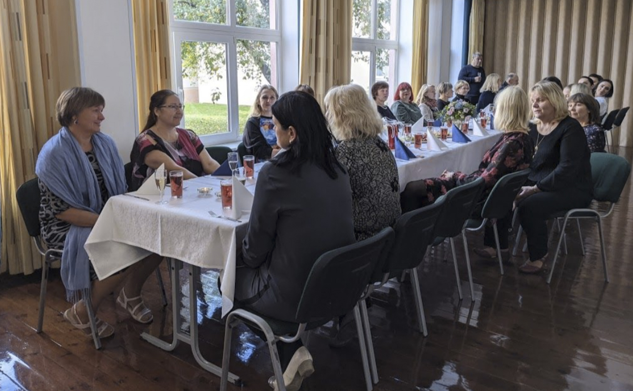 Kooli töötajatele kaeti 15. oktoobril pidulaud kooli aulasse.