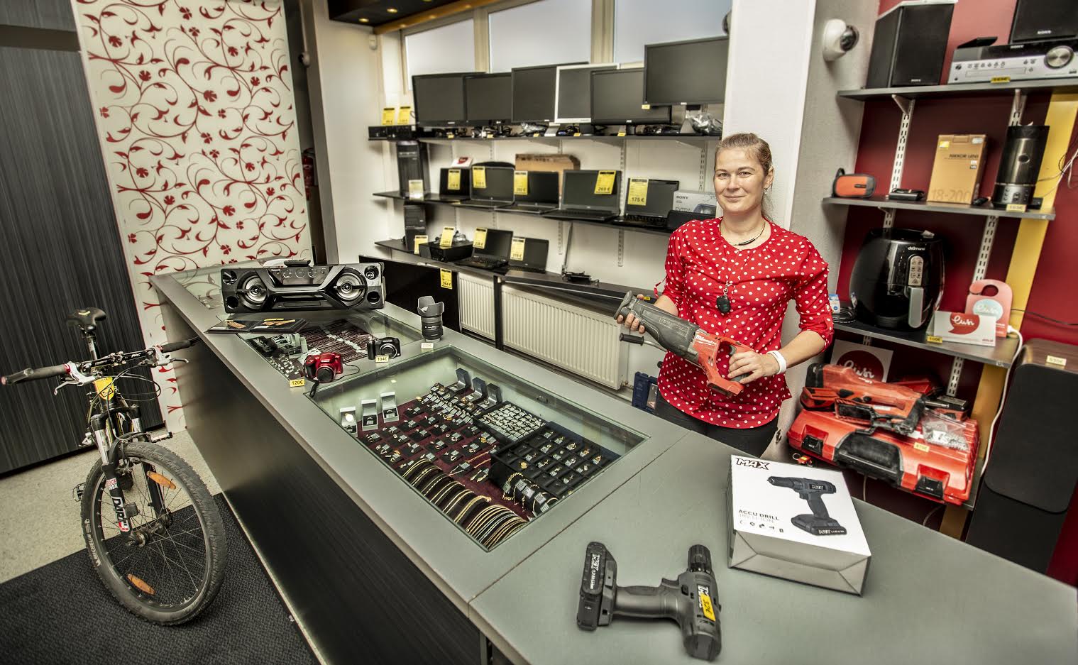 Luutari Võru esinduse konsultant-klienditeenindaja Annika Pihlakas on lahkelt valmis kliendi jaoks sobivaima lahenduse leidma. Foto: AIGAR NAGEL