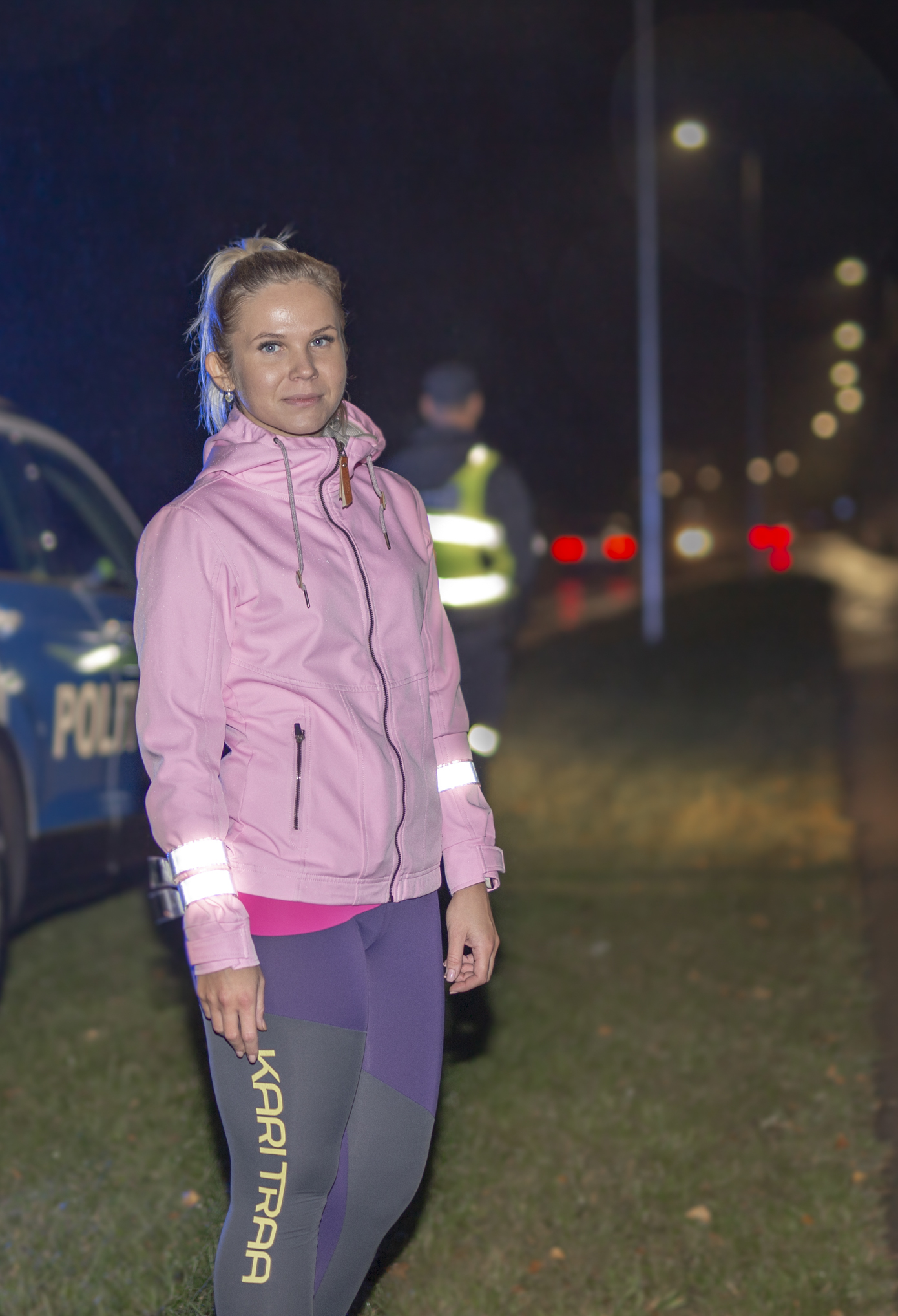 Kristi jäi meie huviorbiiti Luha tänava kergliiklusteel tervisekõndi tegemas. Kellaaeg oli juba üsna hiline, ilm vihmane ja kuigi kergliiklustee oli kenasti valgustatud ning tervisesportlasel seljas hele jakk, oli teda siiski helkurita üsna keeruline märgata. „Mul on hetkel kõnnitud 2,5 kilomeetrit ja ühe kilomeetri teen täna kindlasti veel. Tavaliselt mul on ikka helkur ka. Teisel jopel, millega tavaliselt käin, on helkurid külge õmmeldud. Mul on väga piinlik, et täna niimoodi helkurita vahele jäin ja tegelikult ma pean helkuri kandmist väga vajalikuks,” selgitab Kristi, kelle jutu peale juhib piirkonnapolitseinik tähelepanu, et hoolimata spordiriiete külge õmmeldud helkuritest on siiski soovitatav kanda lisahelkurit, sest riiete küljes olevad helkurid võivad kulumise ja pesu tagajärjel muutuda vähem märgatavaks ning seetõttu ei täida enam oma funktsiooni. Kristi sõidab sageli ka autoga ning on teadlik sellest, kui nähtamatuks muutub helkurita jalakäija autojuhi jaoks. Fotod: AIGAR NAGEL Kristi jäi meie huviorbiiti Luha tänava kergliiklusteel tervisekõndi tegemas. Kellaaeg oli juba üsna hiline, ilm vihmane ja kuigi kergliiklustee oli kenasti valgustatud ning tervisesportlasel seljas hele jakk, oli teda siiski helkurita üsna keeruline märgata. „Mul on hetkel kõnnitud 2,5 kilomeetrit ja ühe kilomeetri teen täna kindlasti veel. Tavaliselt mul on ikka helkur ka. Teisel jopel, millega tavaliselt käin, on helkurid külge õmmeldud. Mul on väga piinlik, et täna niimoodi helkurita vahele jäin ja tegelikult ma pean helkuri kandmist väga vajalikuks,” selgitab Kristi, kelle jutu peale juhib piirkonnapolitseinik tähelepanu, et hoolimata spordiriiete külge õmmeldud helkuritest on siiski soovitatav kanda lisahelkurit, sest riiete küljes olevad helkurid võivad kulumise ja pesu tagajärjel muutuda vähem märgatavaks ning seetõttu ei täida enam oma funktsiooni. Kristi sõidab sageli ka autoga ning on teadlik sellest, kui nähtamatuks muutub helkurita jalakäija autojuhi jaoks. Fotod: AIGAR NAGEL