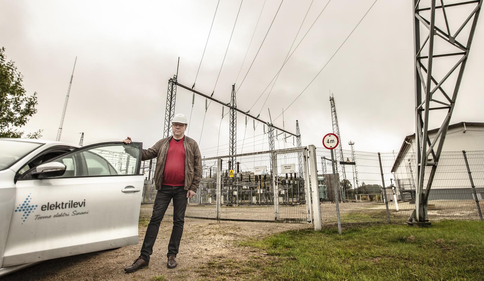 Eleringile kuulunud Võru alajaama juhtimishoonelt plekk-katuse rebinud tormituul (fotol paremal) lennutas katusetükid kõrval asuvatesse alajaama seadmetesse, mille tagajärjel katkes elektrivarustus kogu Võru linnas ja mitmes jaotusvõrgus üle Eesti. Fotol on Elektrilevi suurkliendihaldur Ivari Saare, kes osales ka möödunud aasta oktoobritormi ajal Võru kriisikomisjonis FOTO: Aigar Nagel
