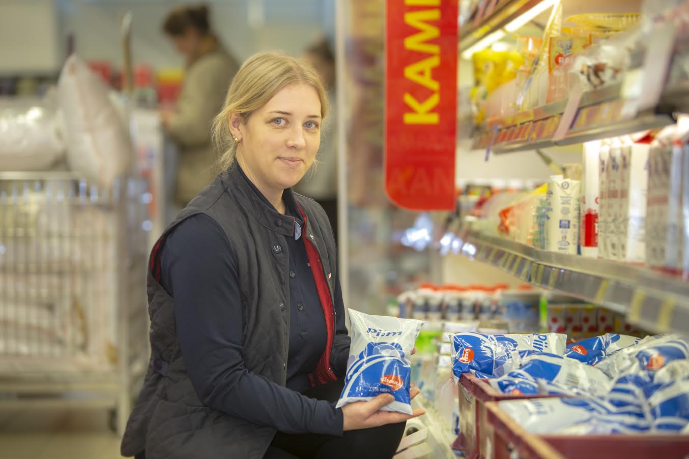 Klienditeenindaja Kerstin selgitamas, et Maximas müüdava Armas 2,5% kilepiima puhul on ühe ostu maksimaalne kogus piiratud kümne liitriga. Foto: AIGAR NAGEL