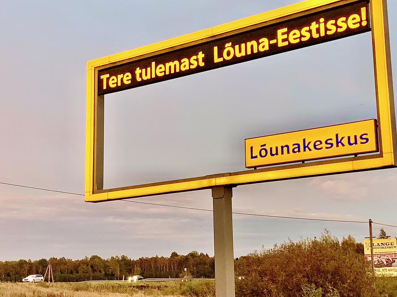 Tallinna-Tartu-Võru-Luhamaa maanteel on üle Kärevere silla sõites kollane ristkülik, kus Lõunakeskus teretab tulijaid. Siin on mitme ettevõtte reklaamid. Ainult mitte turistidele. Kas kevadine eriolukord tõesti ei pannud turismiametnikel päid tööle? 7. oktoobri Eesti Ekspress kirjutab, et Ettevõtluse Arendamise Sihtasutuse turismikeskuses töötab 33 inimest, ja küsib, et huvitav, mida nad teevad, sest koroonaviirus on turismiärile põntsu pannud? FOTO: Kalev Annom