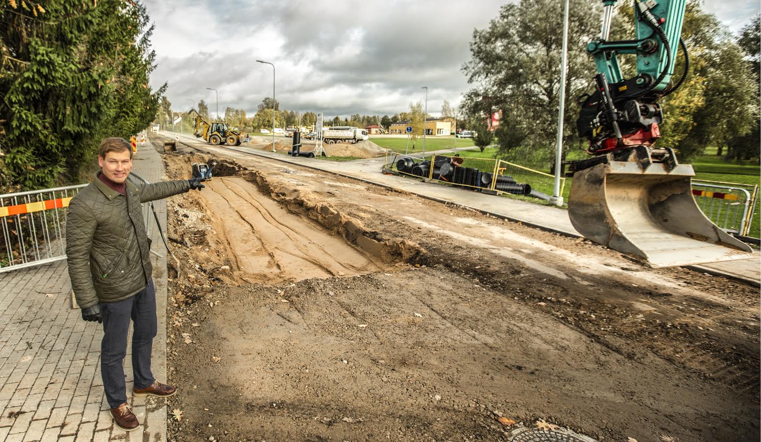 Abilinnapea Toomas Sarapuu selgitab, et sademeveetorustiku paigaldamine Tartu tänavale Vilja tänavast Koreli ojani on komplitseeritud, sest trass asub nelja meetri sügavusel. Foto: AIGAR NAGEL