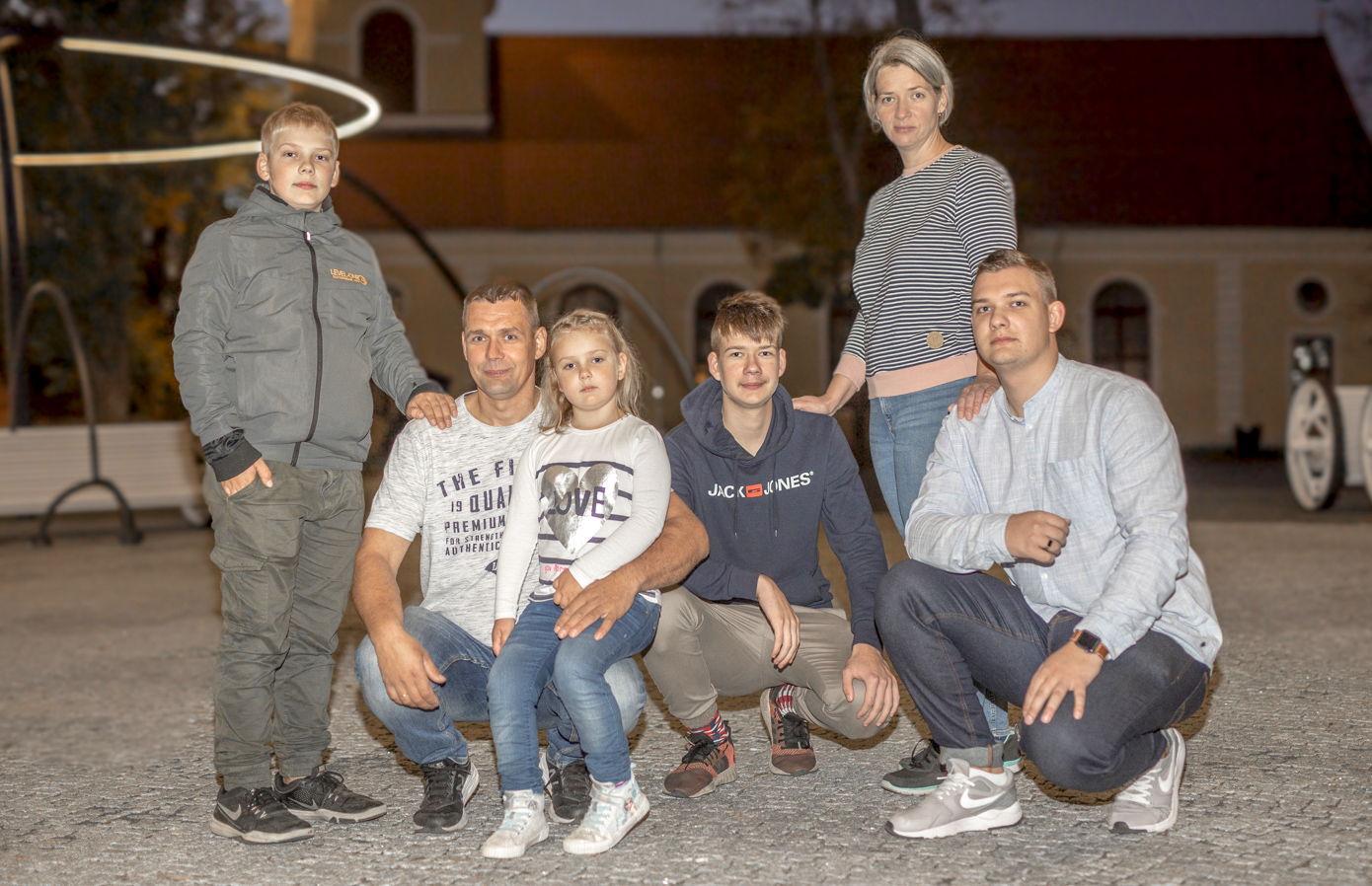 Üllar ja Õnne ning nende lapsed Kristofer (vasakult), Eliise, Ragnar ja Markus Ojaveer pälvisid Eesti Olümpiakomitee Eestimaa sportliku perekonna tunnustuse. Foto: AIGAR NAGEL