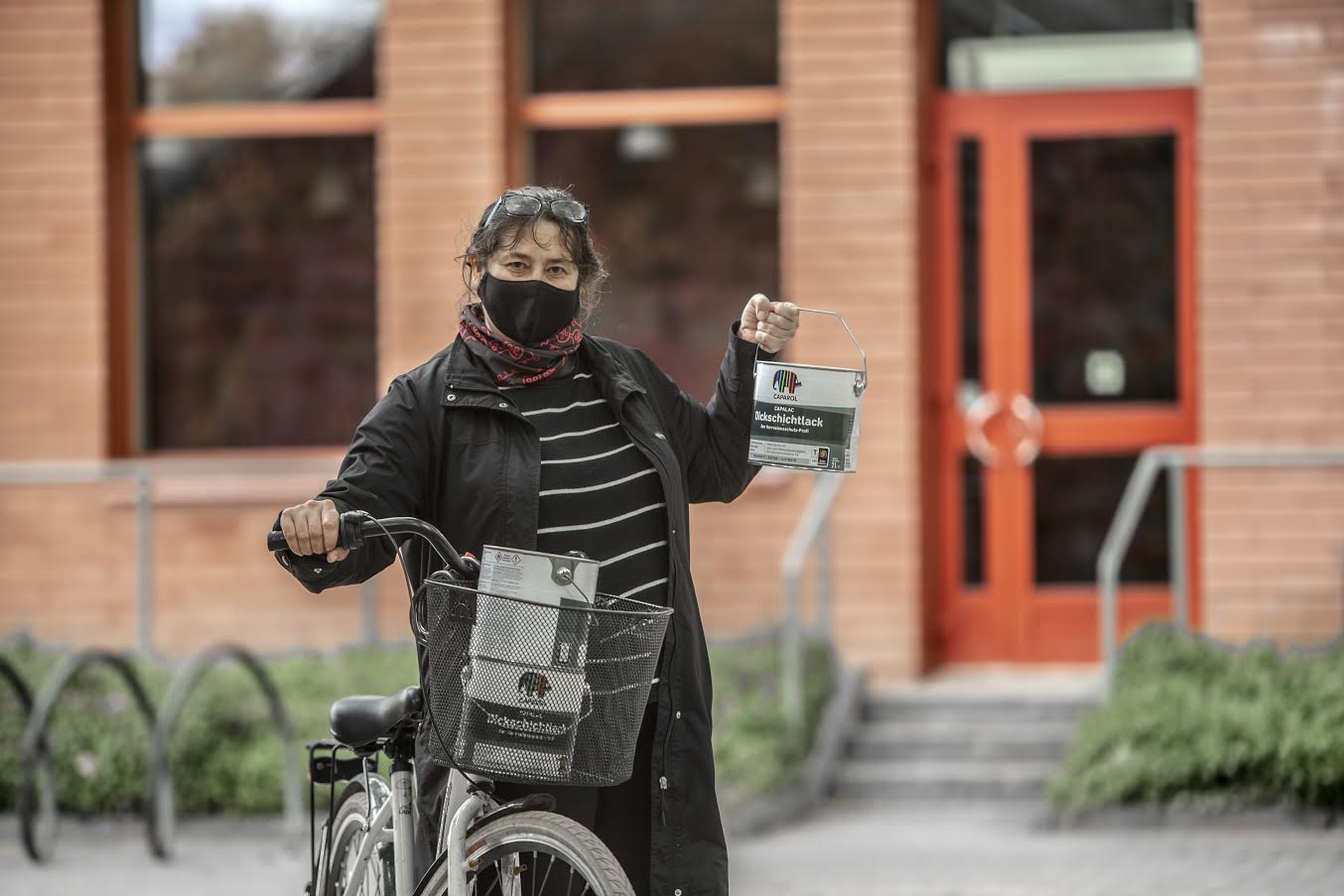 Võru Kandle administraator ja maja perenaine Ülle Voitka kiirustab maja värvikorda uuendama, sest suletud kultuurikeskuse töötajad said ajutiselt omale uued tööülesanded. Foto: AIGAR NAGEL