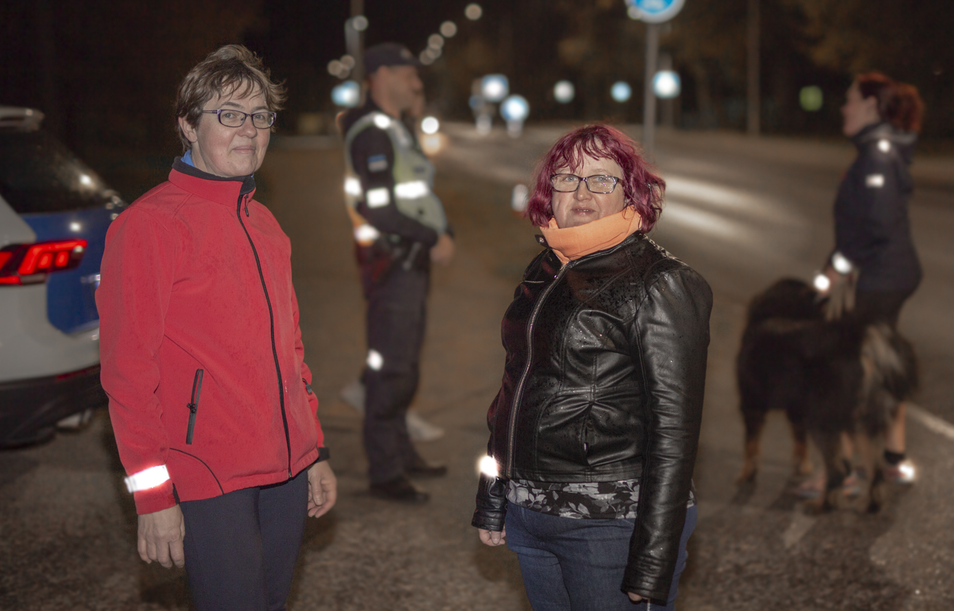 Aili (vasakul) ja Kadriga kohtusime Võrus Kubja teel. Mõlemad naised suhtusid helkuri kandmise vajalikkusesse väga lugupidavalt, kuid kahjuks oli sel õhtul helkur unustanud külge riputada. „Tulin linnast ja kuidagi kiiresti on pimedaks läinud. Ei ole veel harjunud selle pimeda ajaga ja helkurikandmisega,” tõdes Kadri, kes kesklinnast teed alustades siia kanti sõbrannale Ailile külla tulemas oli. Piirkonnapolitseinik jagas mõlemale helkuri, et ohutult teekonda jätkata. FOTOD: Aigar Nagel Aili (vasakul) ja Kadriga kohtusime Võrus Kubja teel. Mõlemad naised suhtusid helkuri kandmise vajalikkusesse väga lugupidavalt, kuid kahjuks oli sel õhtul helkur unustanud külge riputada. „Tulin linnast ja kuidagi kiiresti on pimedaks läinud. Ei ole veel harjunud selle pimeda ajaga ja helkurikandmisega,” tõdes Kadri, kes kesklinnast teed alustades siia kanti sõbrannale Ailile külla tulemas oli. Piirkonnapolitseinik jagas mõlemale helkuri, et ohutult teekonda jätkata. FOTOD: Aigar Nagel