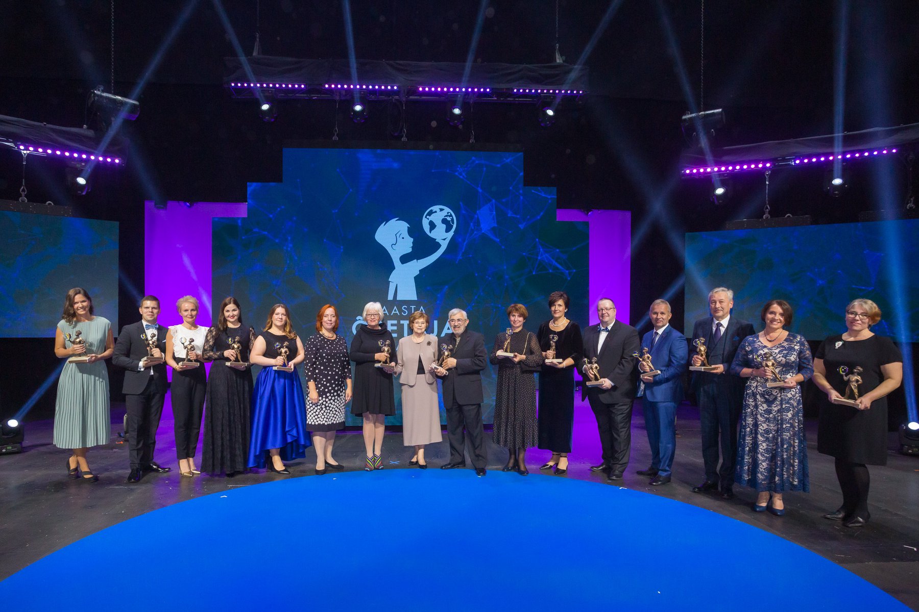 Aasta põhikooli aineõpetaja laureaat, Urvaste kooli muusikaõpetaja Cathlen Haugas (vasakult neljas) 3. oktoobril Alexela kontserdimajas toimunud galal koos haridus- ja teadusministri Mailis Repsiga ning teiste laureaatide ja riikliku haridustöötaja elutööpreemia saajatega. Foto: INTERNET