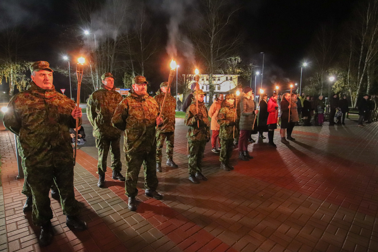 Kolmapäeva õhtul toimus 17. korda pidulik tseremoonia, mille käigus andsid uued Kaitseliidu Võrumaa maleva liikmed pühaliku tõotuse. Tänavune tseremoonia toimus Setomaal Värskas Petserimaa Vabadussõjas langenute mälestusmärgi juures. Fotod: AIVAR KROONMÄE