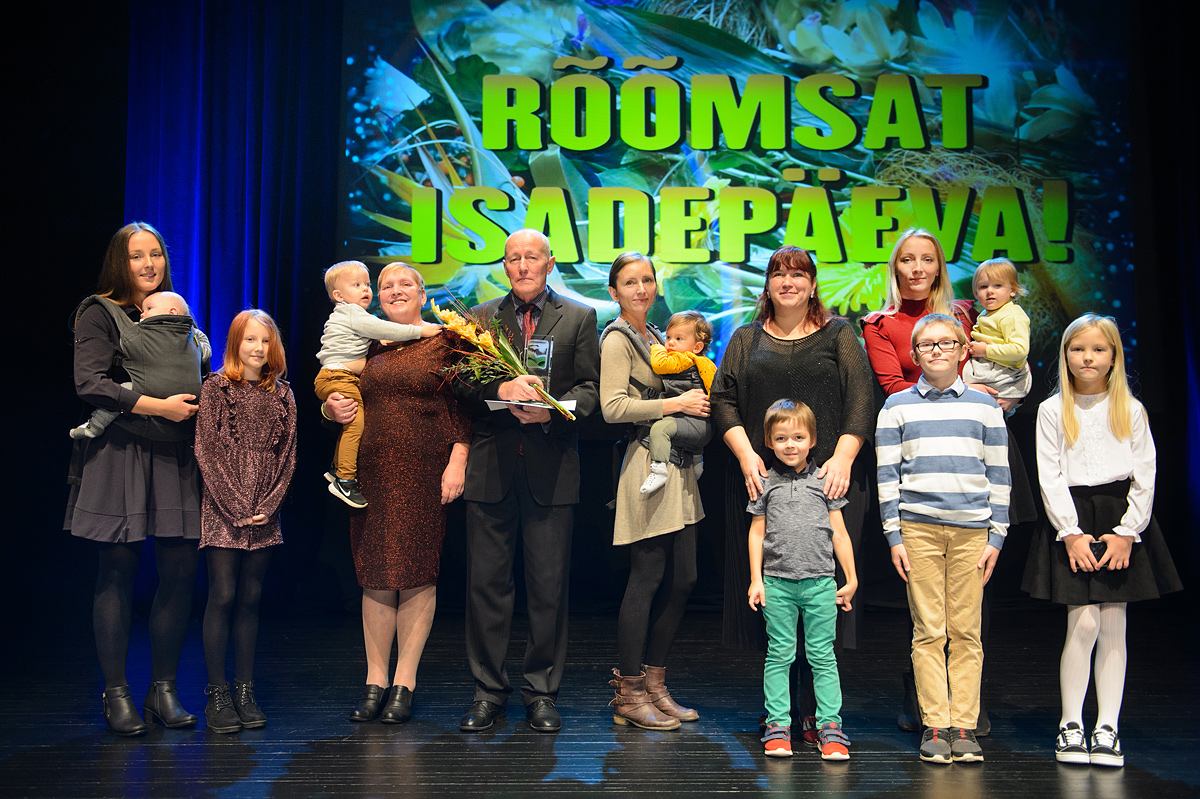 Fotol Võru maakonna aasta isa 2020 Einar Oimet koos perekonnaga  Pildistas: Margus Muts.