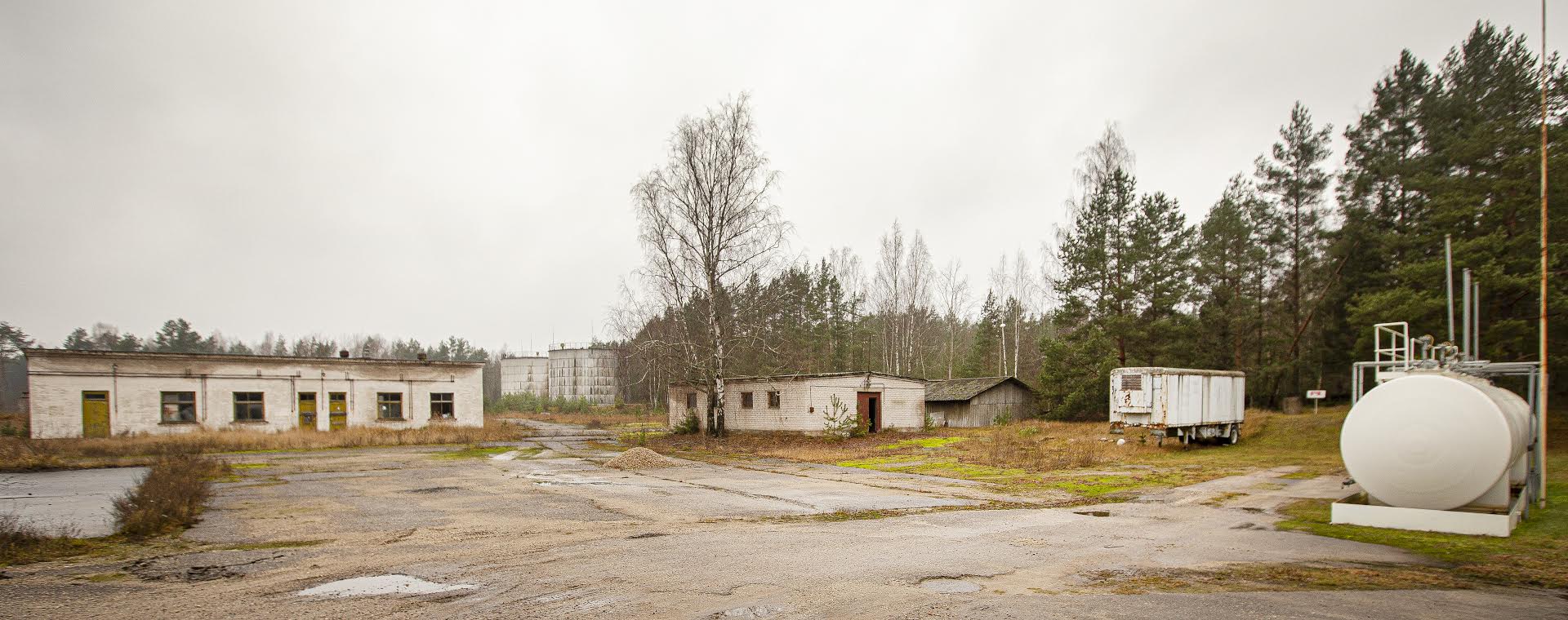 Kaitseministeerium teatas maikuus, et on loobunud plaanist rajada Võru endise naftabaasi alale kaitseväe sõidukite parkla. Foto: AIGAR NAGEL