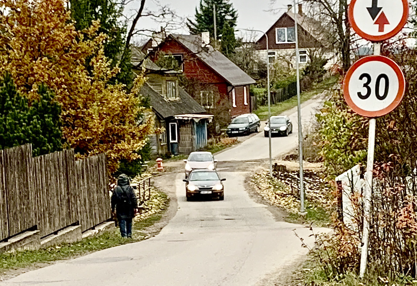 Kesa tänav vaatega Võrumõisa tee poole. Pildil on näha autode möödumist ootama jäänud jalakäija, kes on õnneks üksi ja ei ole väike koolilaps. Mis saab talvel, kui tänava äärde lükatakse lumi? FOTOD: Kalev Annom