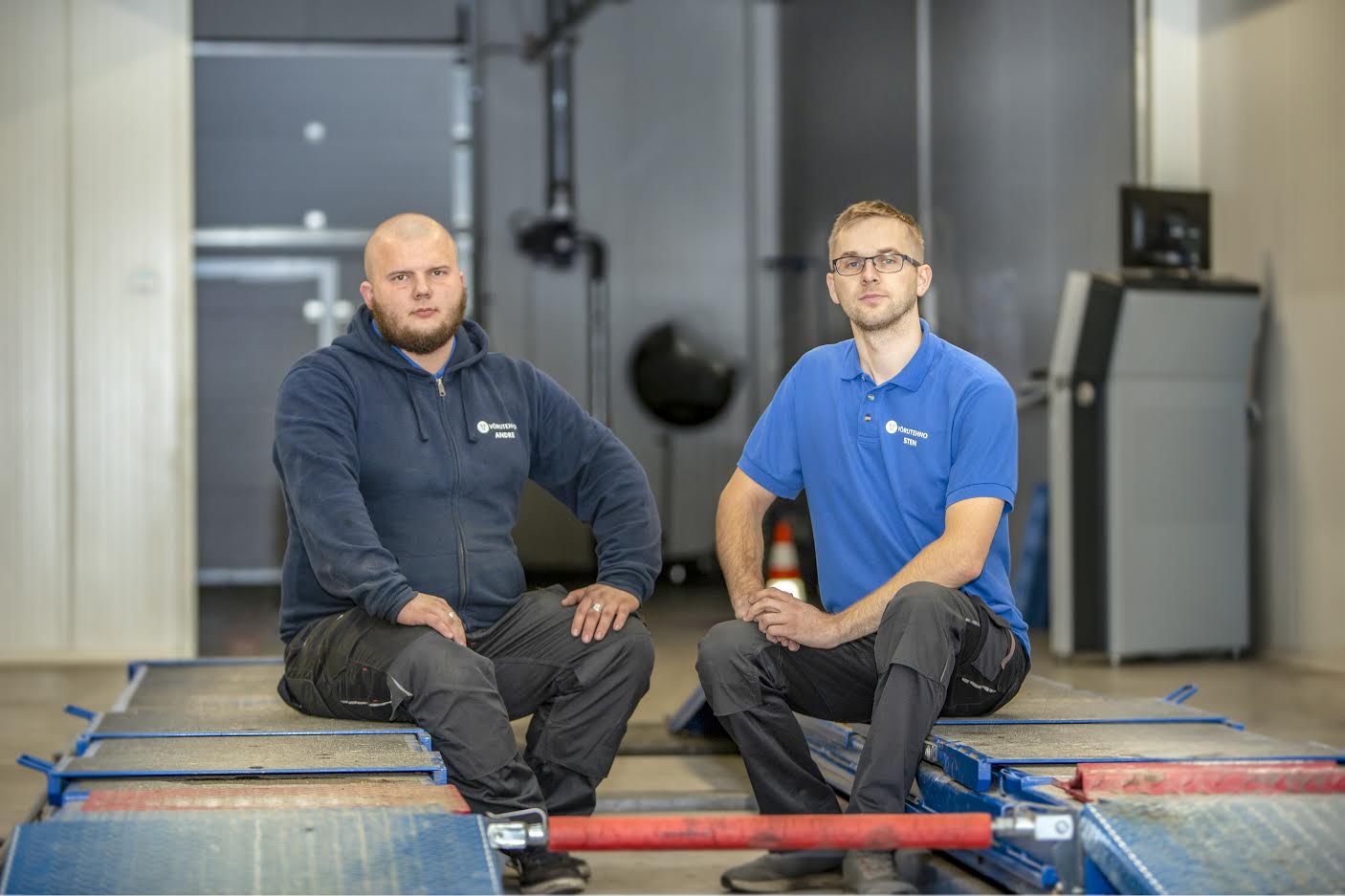 Räpina maanteel Automaailma uues hoones pakuvad sõidukite tehnoülevaatuse teenust OÜ VõruTehno töötajad Andre Altosaar (vasakul) ja Sten Mehilane. Foto: AIGAR NAGEL