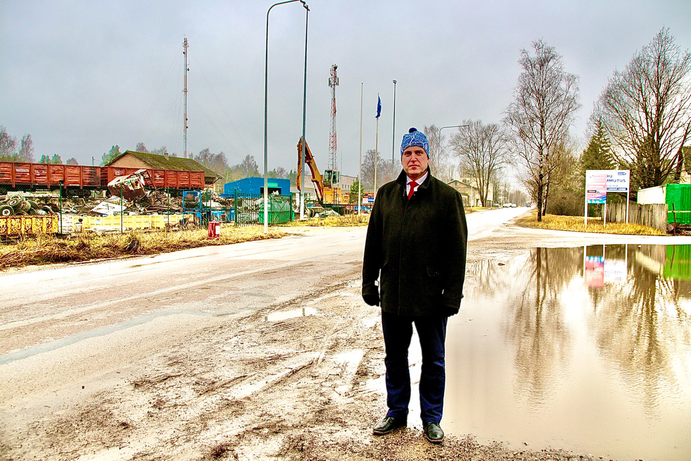 Võru linnapea Anti Allas ei põlanud ära oma sünnipäeval pildi tegemist Jaama tänaval suure porilombi kõrval. See on selge märk linnapea tõelisest sisust. Palju meeldivam oleks olnud poseerida näiteks Vilja tänaval või Räpina maanteel. Anti Allas kinnitab, et Jaama tänav tehakse korda järgmisel, 2021. aastal. Fotod: MARIANNE METT, KALEV ANNOM