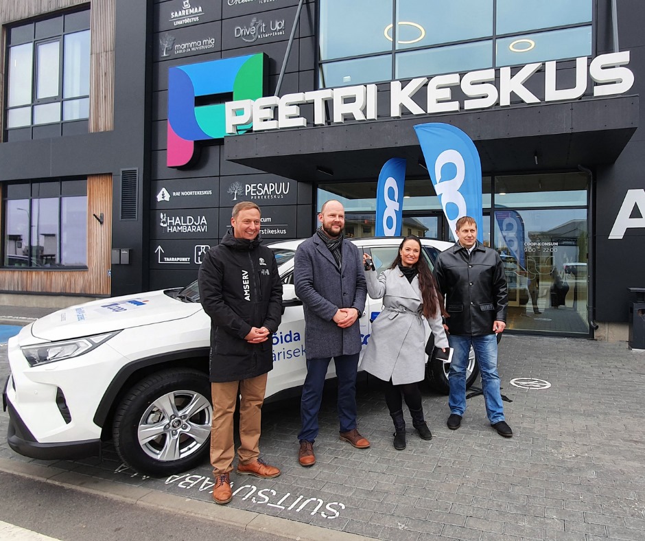 Kaisa Pleiats Peetri keskuse ees koos Võru COOPi juhatuse liikmete Taago Taaberi ja Andres Kõivu ning Amservi esindajaga. Foto: INTERNET