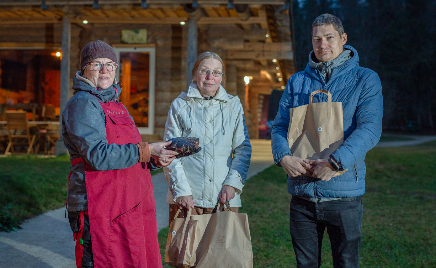 Mooska talu perenaine Eda Veeroja (vasakul) koos klientide Gisela Piiri ja Janno Kuusiga. FOTO: Aigar Nagel