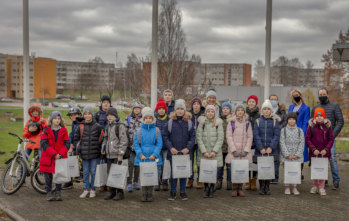 Võru Kesklinna kooli 4.a klassi õpilased koos õpetaja Triinu Kärbla ja Võrumaa Teataja toimetuse töötajate Margareta Palgi, Kadi Annomi ja Aigar Nageliga. Foto: AIGAR NAGEL