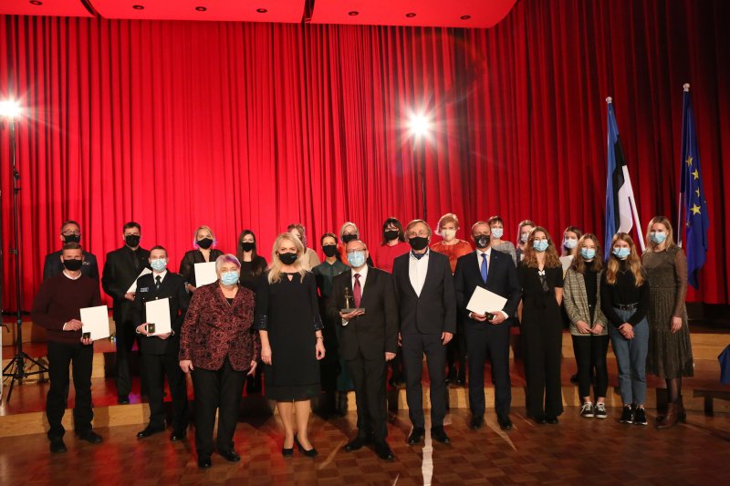 Rahvastikuminister Riina Solman andis teisipäeval 15 silmapaistvale inimesele üle kodanikupäeva aumärgi. Foto: SISEMINISTEERIUM