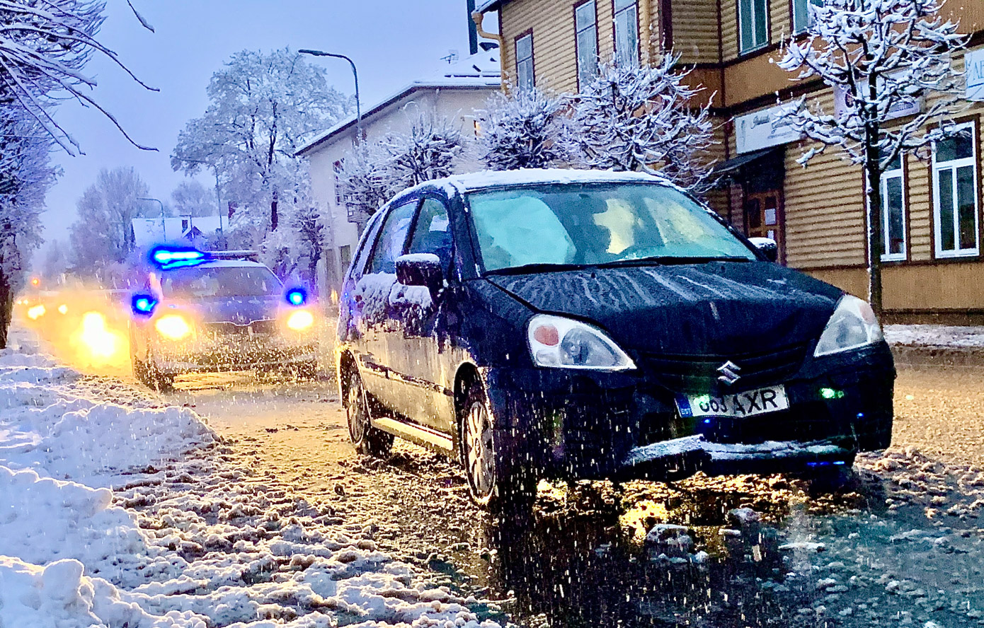 „25. detsembril kella kolmveerand kolme paiku laekus politseile teade Võru linnas Jüri-Petseri ristmiku juures toimunud liiklusõnnetusest.  Sõiduautot Volkswagen juhtinud 37-aastane mees peatus reguleeritud ülekäiguraja ees, et anda teed ülekäigurada ületavale emale ja lapsele. Samal ajal sõitis Volkswagenile tagant otsa sõiduautot Suzuki juhtinud 59-aastane naine, mille tagajärjel paiskus Volkswagen otsa ülekäigurada ületavale lapsele. Kiirabi toimetas lapse tervisekontrolliks haiglasse, kus tal vigastusi ei tuvastatud. Mõlemad sõiduki juhid omasid vastav kategooria juhtimisõigust ning olid kained."