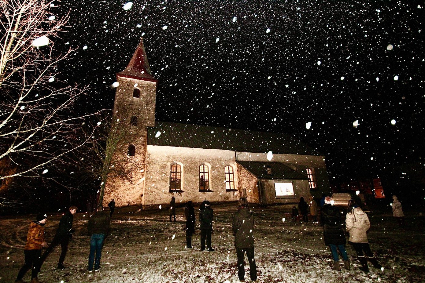Jõululaupäeval, 24. detsembril kell 18 sai Rõuge kirikus toimuvat jumalateenistust jälgida ka kirikuaias ekraanilt keset laia lumesadu nagu muinasjutus. FOTO: Kalev Annom
