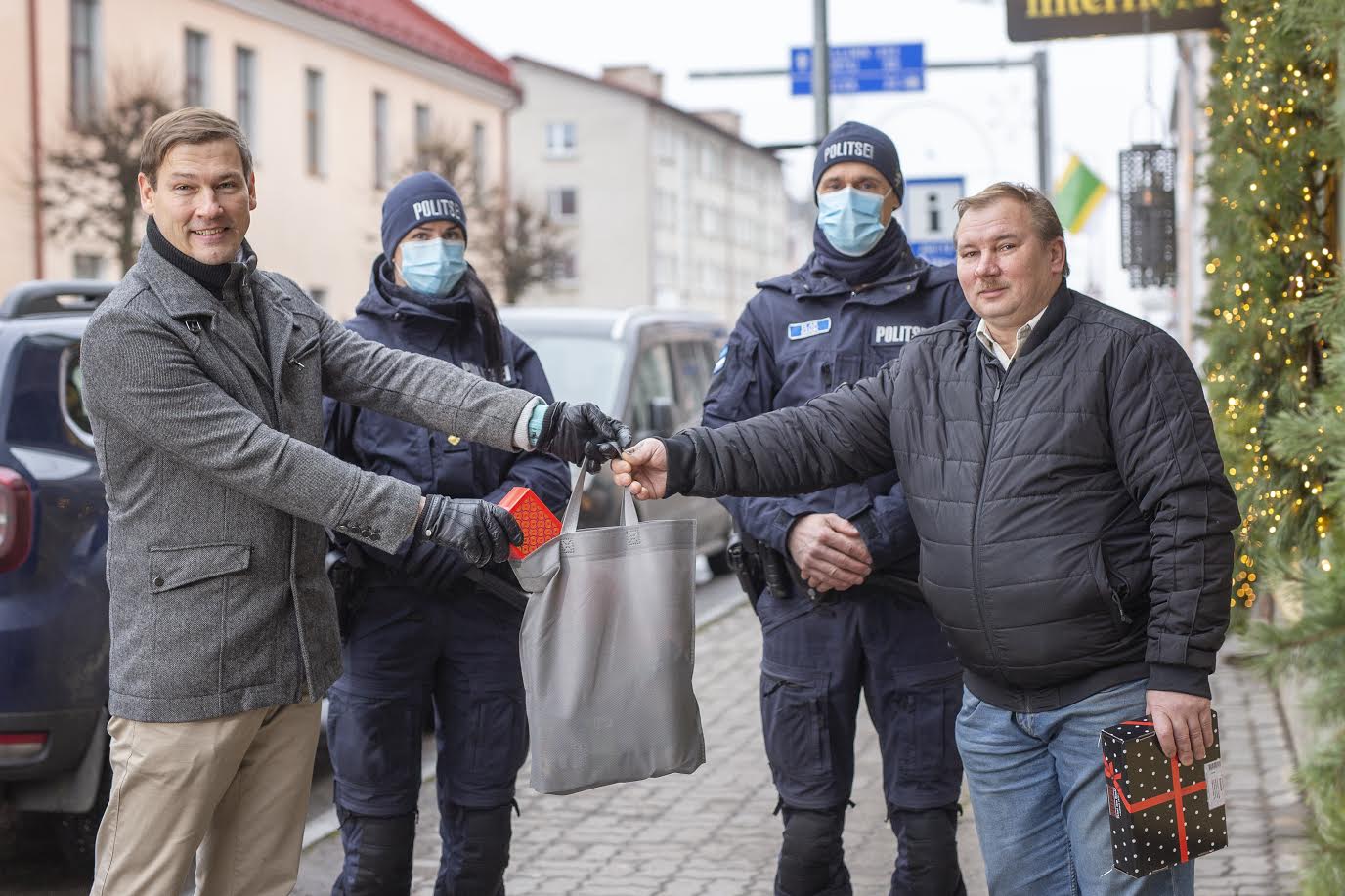 Möödunud teisipäeval anti sümboolne jõulupakk üle staažikale abipolitseinikule Einar Reilijanile. Kokku on pakisaajaid 30. Fotol noorsoopolitseinik Liliana Lepaste, Võru abipolitseinike rühma juht Elar Sarik, abilinnapea Toomas Sarapuu (vasakul) ning abipolitseinik Einar Reiljan. Foto: AIGAR NAGEL