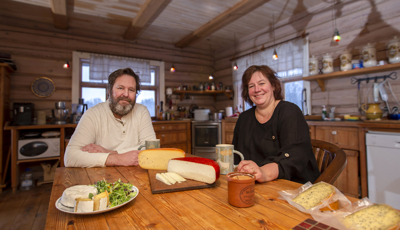 Võrumaal Haanja looduspargis kitsekasvatusega ja kitsepiimast juustu valmistamisega tegelev Kolotsi talu pererahvas Merle ja Mart Leibur tõid koju kaks kõrget kohta. Foto: AIGAR NAGEL
