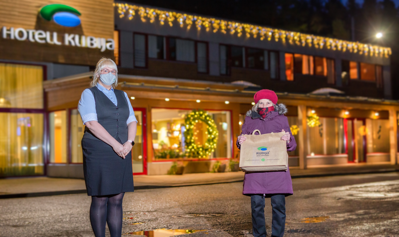 Kubija hotell-loodusspaalt välja pandud koti spaatarvikutega andis võitjale Külli Nagelile üle vastuvõtujuht Merit Saarna. Foto: AIGAR NAGEL