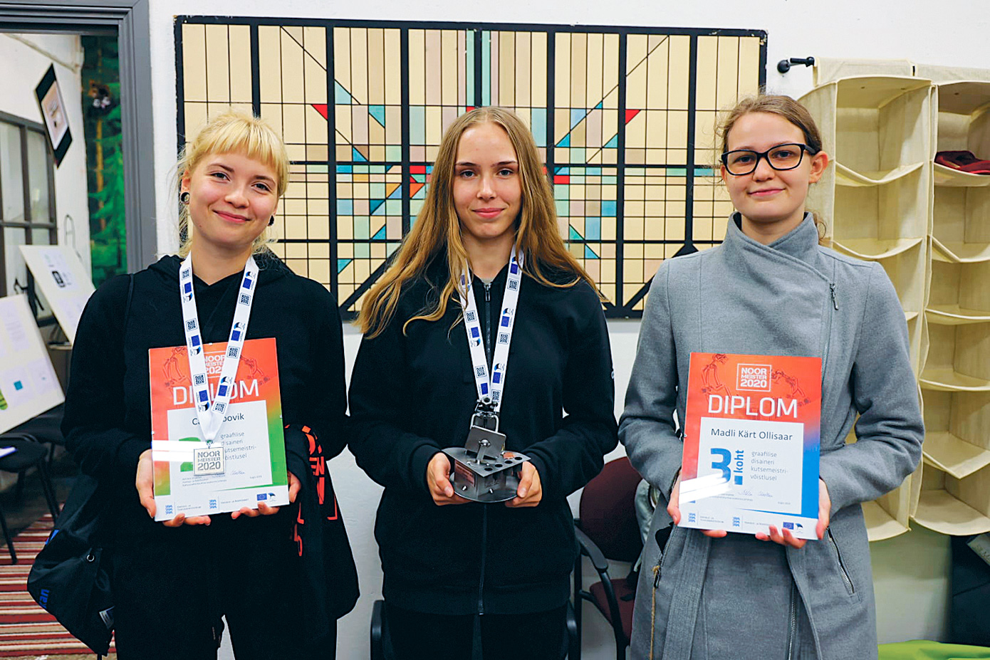 8. oktoobril toimunud graafilise disaini kutsemeistrivõistluse „Noor meister 2020” autasustamine. Iiris Tisler (keskel), Carol Soovik (vasakul, Tartu Kunstikool), Madli Kärt Ollisaar (paremal, Kuressaare ametikool). Foto: TIIT LEPP