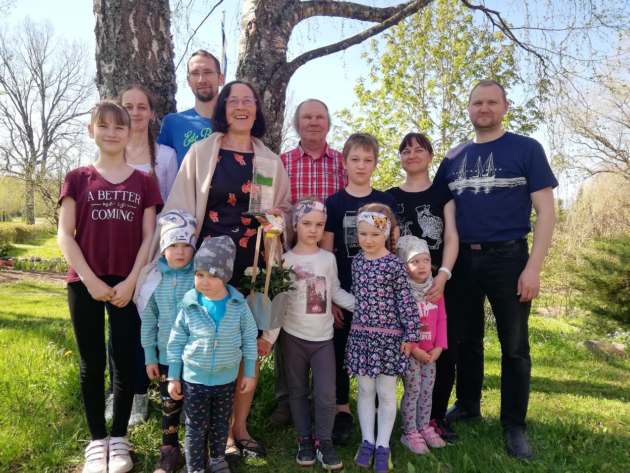 Võru maakonna aasta ema 2020 Mai Kurrikoff koos perekonnaga. FOTO:  Kristi Vals.