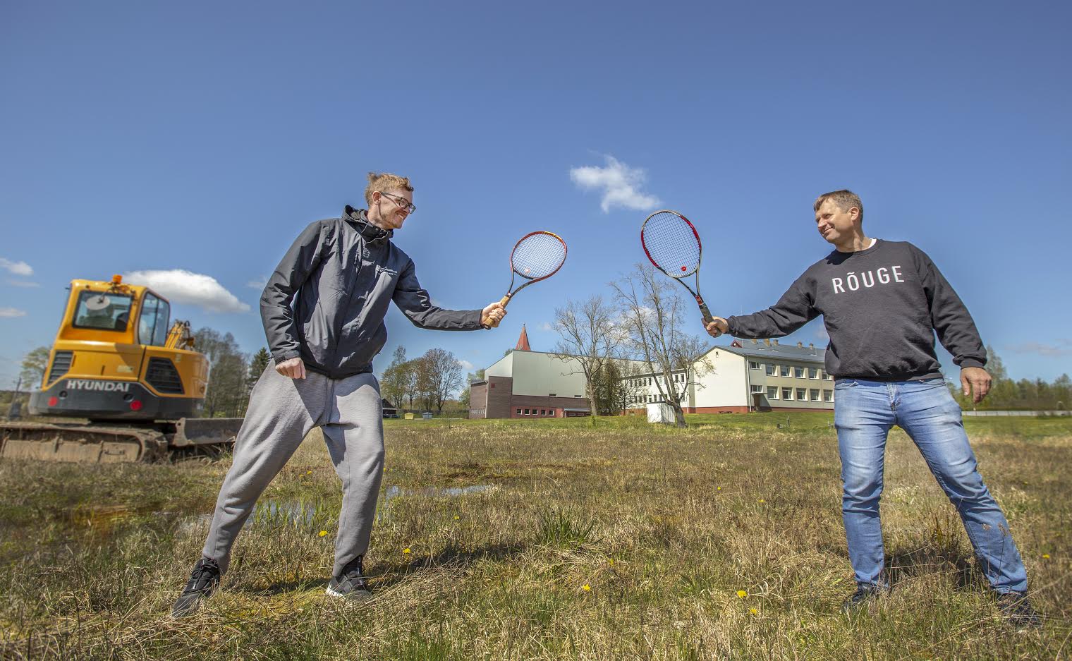 Rõugesse loodav tenniseväljak hakkab asuma Rõuge koolimaja vahetus läheduses, mis on kooli spordilinnaku üks etappe. Kohalikud tenniseentusiastid Karel Saarna (vasakul) ja Alar Hõim on lootusrikkad ja usuvad, et väljak valmib juba käesoleva aasta augustis. Foto: AIGAR NAGEL