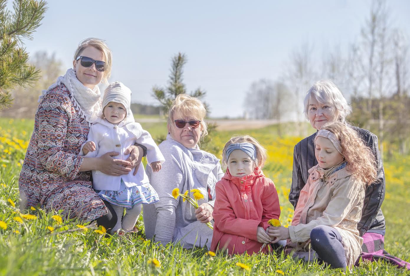 Tütar Kaisa, ema Piret ja vanaema Salme on naised, kes teevad silmad ette paljudele meessoo esindajatele. Nad saavad hakkama kõigega, mida ette võtavad. Olgu selleks aiamaja ehitamine, tsikliga mööda tolmuseid radu sõitmine või laval näitlemine. Pildil vasakult: Kaisa, Elli, Piret, Anni, Emma ja Salme. Foto: AIGAR NAGEL