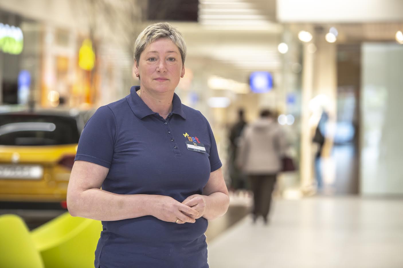Kagukeskuses toimetava PetCity klienditeenindaja Tiina ootab loomasõpru oma lemmikutele kõhutäidet ja mänguasju soetama. Foto: AIGAR NAGEL Kagukeskuses toimetava PetCity klienditeenindaja Tiina ootab loomasõpru oma lemmikutele kõhutäidet ja mänguasju soetama. Foto: AIGAR NAGEL
