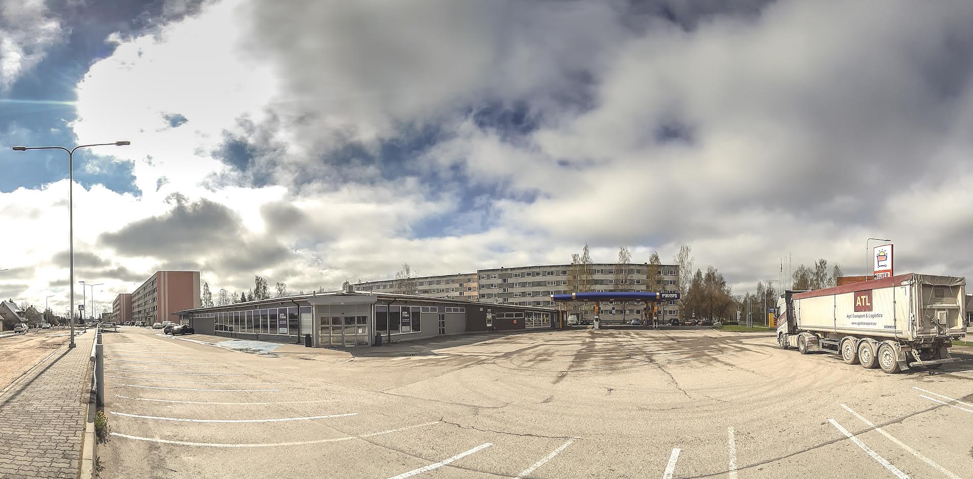 Vilja ja Vabaduse tänava 5000 ruutmeetri suurune krunt kuulub kahele omanikule ja mõlemad krundid tänava ääres on tühjalt seisnud üle kuu aja. Toidukauplusele ruume välja rentinud omanik OÜ Slin Estonia on leidnud hoonele ka potentsiaalseid huvilisi, ent nimesid ei nimeta. Foto: AIGAR NAGEL Vilja ja Vabaduse tänava 5000 ruutmeetri suurune krunt kuulub kahele omanikule ja mõlemad krundid tänava ääres on tühjalt seisnud üle kuu aja. Toidukauplusele ruume välja rentinud omanik OÜ Slin Estonia on leidnud hoonele ka potentsiaalseid huvilisi, ent nimesid ei nimeta. Foto: AIGAR NAGEL