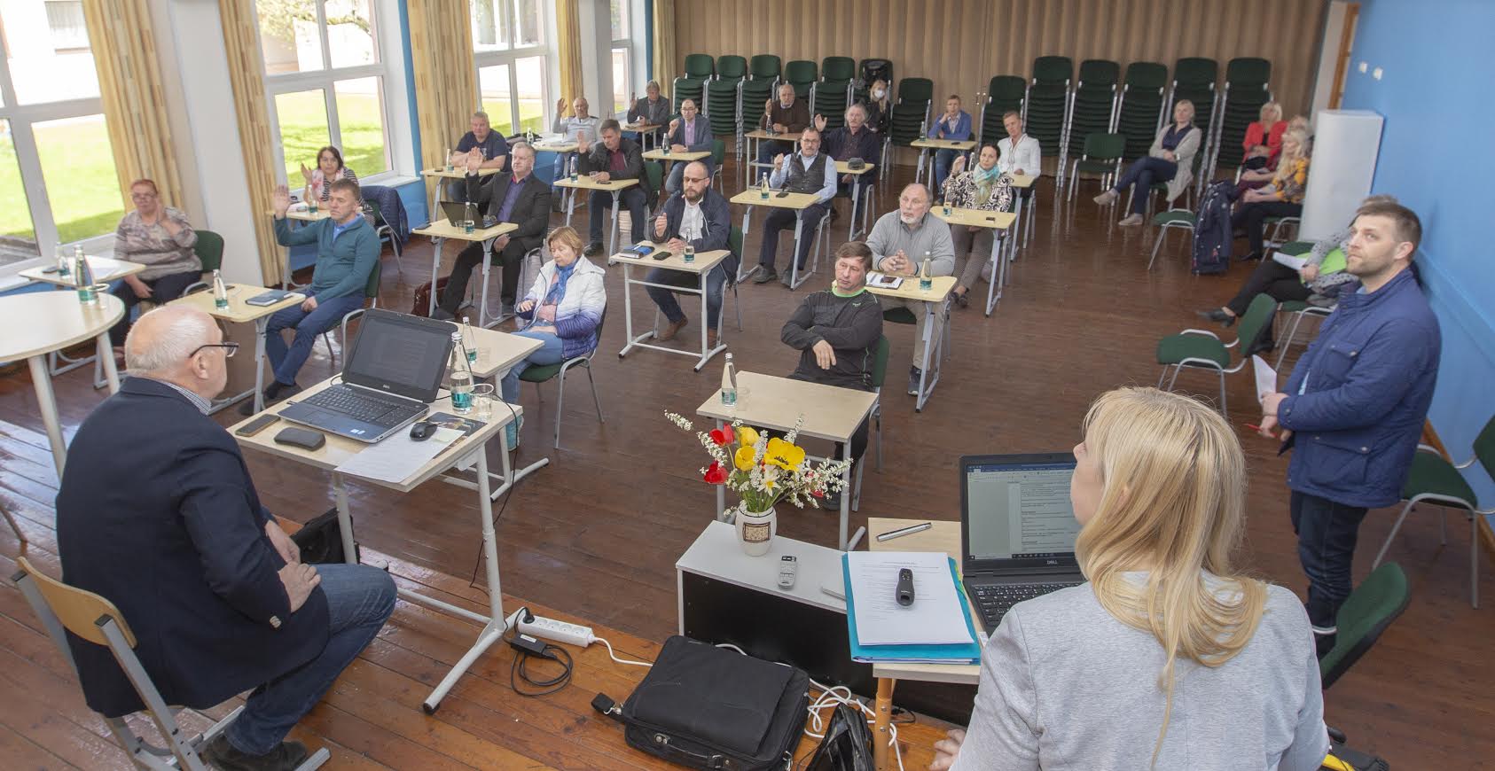 Võru vallavolikogu, mis kogunes kolmapäeval Parksepa keskkooli aulasse, võttis enamuse poolthäältega vastu otsuse planeerida Sõmerpalu lasteaed uue hoonena ja selle praeguses asukohas Pargi tänaval. Fotod: AIGAR NAGEL