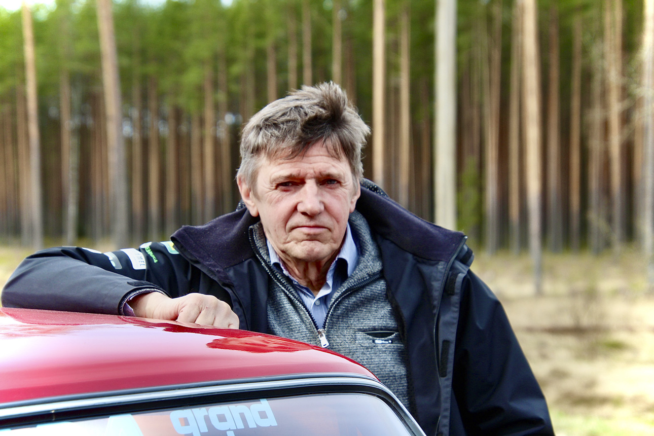 Võru vanatehnikaklubi Vänt president Raivo Ojaveer Käätso sirgel.