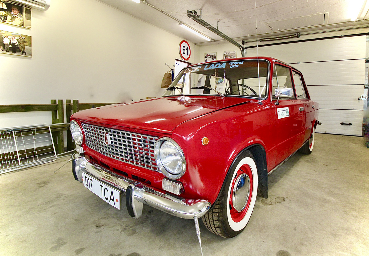 Raivo Ojaveere Žiguli VAZ 2101 (1972), mis tänu kiiremale käigukastile ja tagasillale arendab kiirust kuni 160 km/h ja maanteel on bensiinikulu 5,7 l /100 km. Garaaži seinal paistab suurima lubatud kiiruse märk 61 km/h, mida Raivo Ojaveer ütleb olevat oma juubelisünnipäeva kingituseks. Nimelt läks mees selles vanuses eelpensionile ja sai asuda oma lemmiktegevuse juurde, kus ta võib tegutseda hommikul kella seitsmest õhtul kella seitsmeni või kauemgi. Fotod: KALEV ANNOM, INTERNET