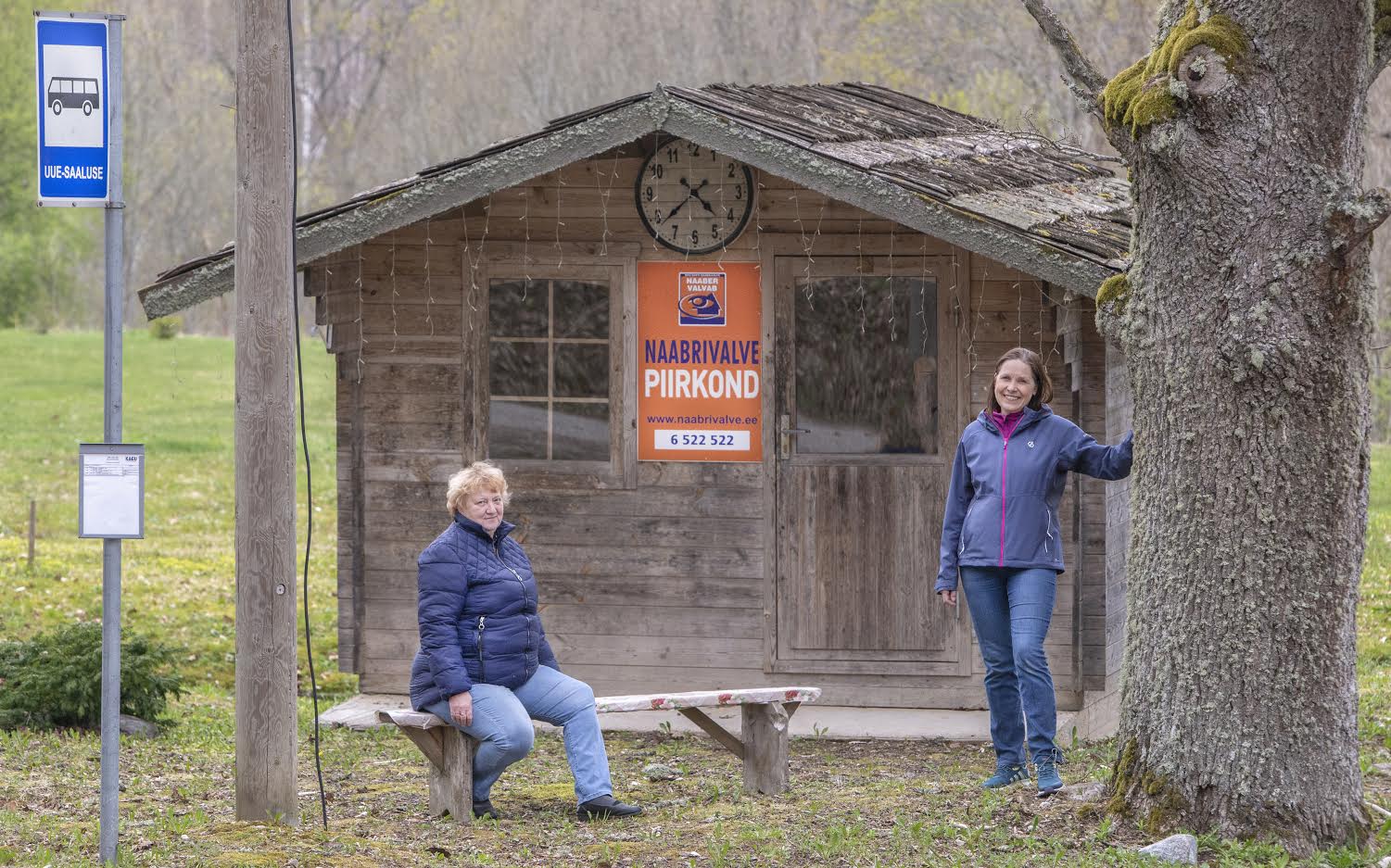 Uue-Saaluse külaseltsi liikmete Karin Asseri (vasakul) ja Maris Kivistiku sõnul oli külarahvas naabrivalvest meedia vahendusel kuulnud ja praeguseks on liitunud 23 majapidamist. Foto: AIGAR NAGEL Uue-Saaluse külaseltsi liikmete Karin Asseri (vasakul) ja Maris Kivistiku sõnul oli külarahvas naabrivalvest meedia vahendusel kuulnud ja praeguseks on liitunud 23 majapidamist. Foto: AIGAR NAGEL