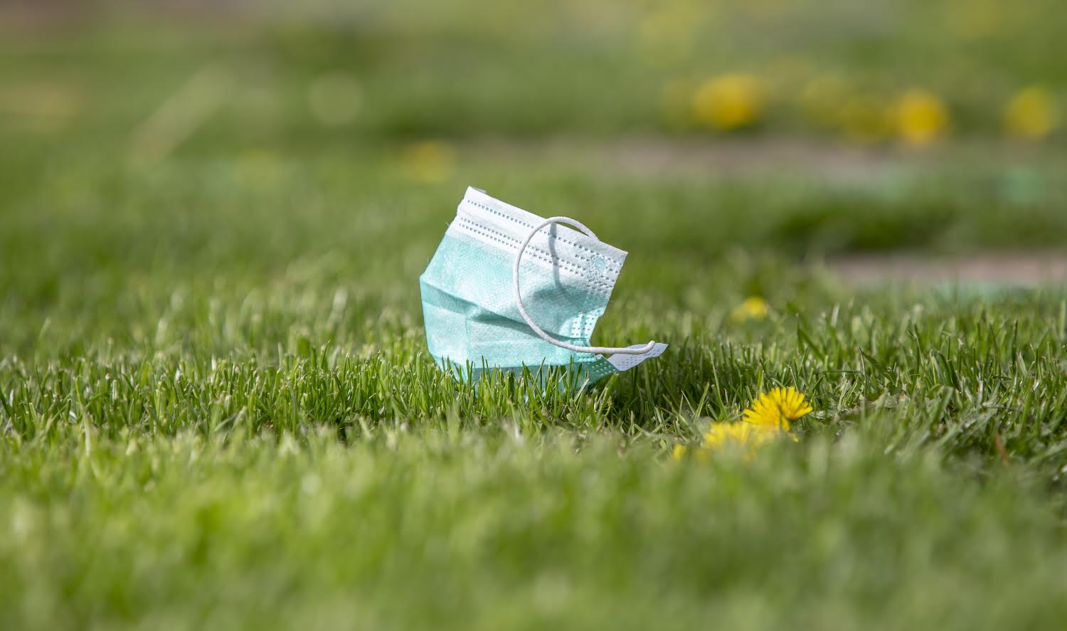 Kasutatud isikukaitsejäätmeid ei tohiks kindlasti visata tänavale või lahtiselt prügikasti, vaid sulgeda eraldi plastkotti. FOTO: Aigar Nagel Kasutatud isikukaitsejäätmeid ei tohiks kindlasti visata tänavale või lahtiselt prügikasti, vaid sulgeda eraldi plastkotti. FOTO: Aigar Nagel