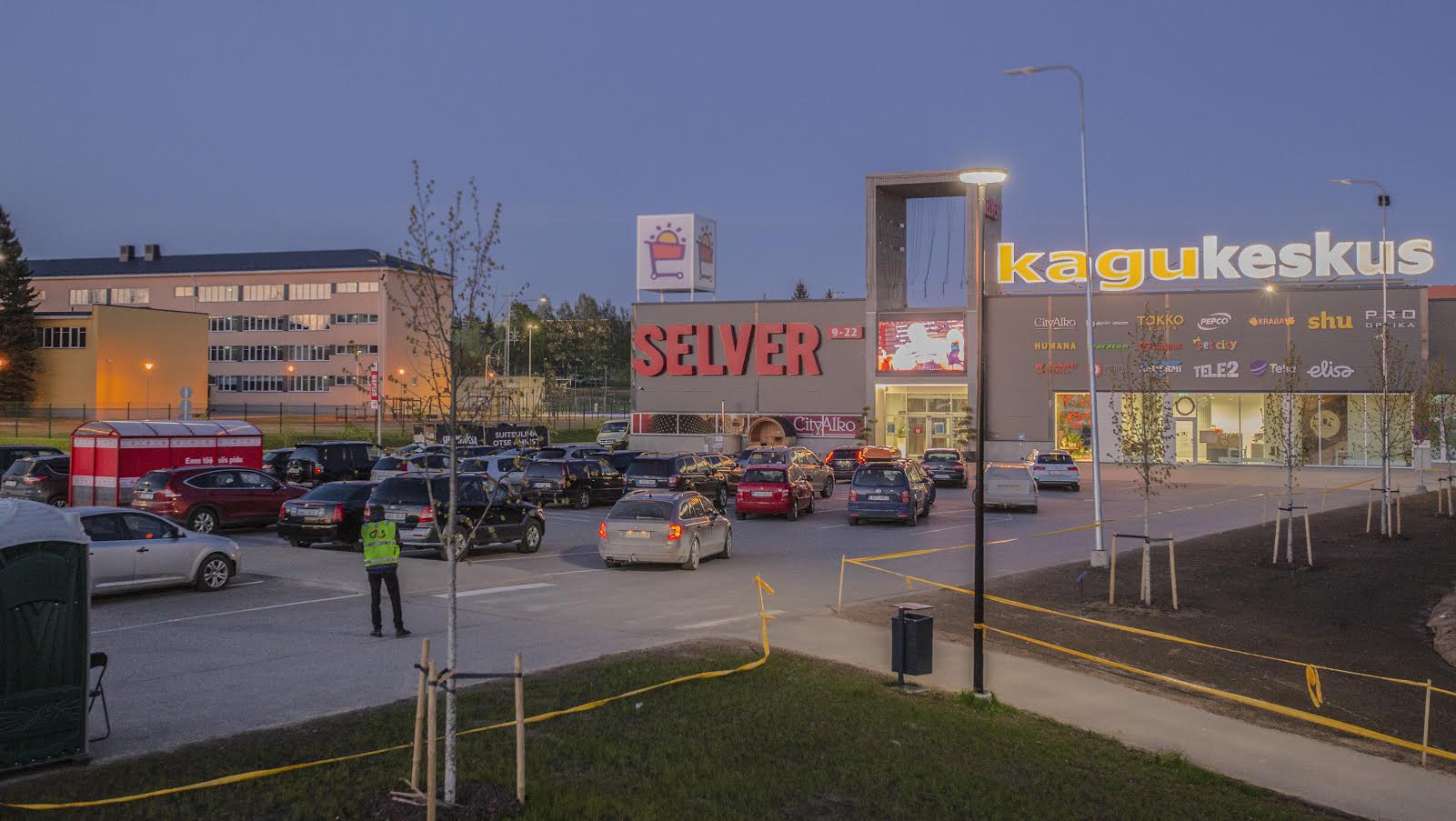 Esimene autokino Võrus on just tööle läinud. Autodes on raadiojaamad sätitud õigele lainele ning uutmoodi filmielamus saab alata. Foto: AIGAR NAGEL