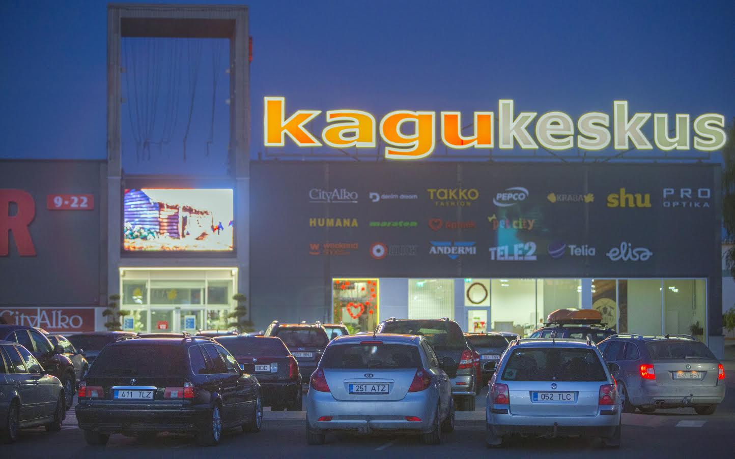 Esimene autokino Võrus on just tööle läinud. Autodes on raadiojaamad sätitud õigele lainele ning uutmoodi filmielamus saab alata. Foto: AIGAR NAGEL