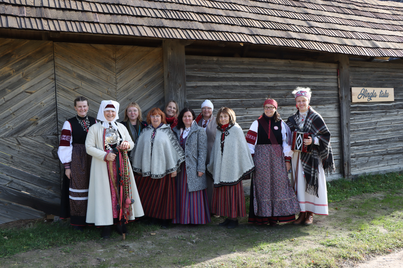 Võrumaa kultuuritöötajad külas Setomaa ülemsootskal Jane Vabarnal. Fotod: BIRGIT PETTAI
