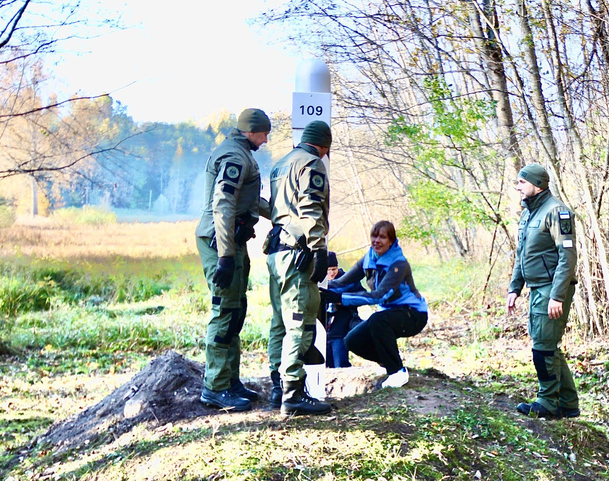 Piiritulp 109 sai paika mõne sekundiga, sest kõik eeltööd olid tehtud korralikult. Kohale toodi piirimärk aga Läti poolelt, mis oli palju lihtsam, kui laskuda Kikkajärve (läti keeles Gaija Ezeru) äärde mööda järsku orunõlva. FOTOD: Kalev Annom