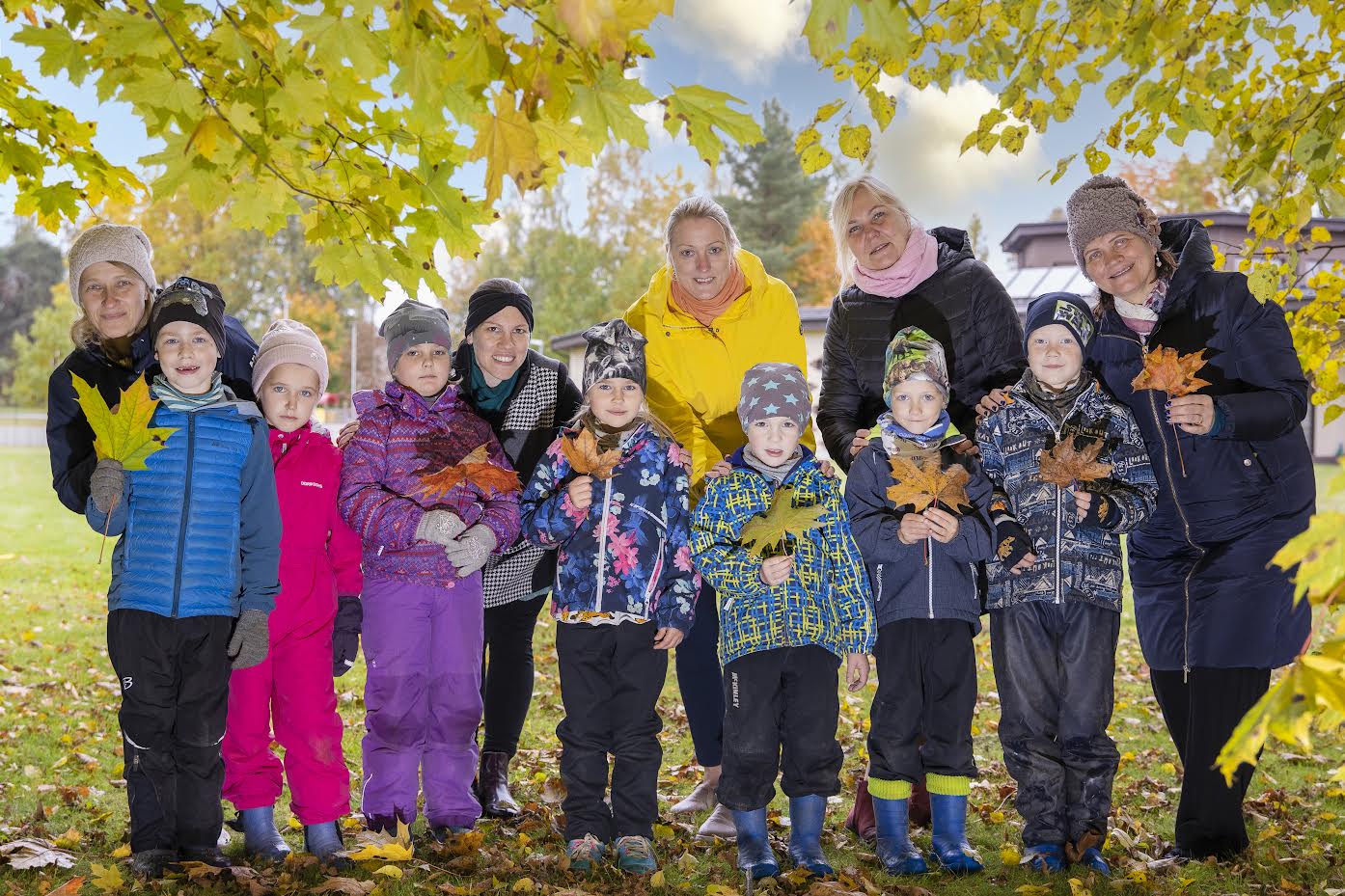 Lasva lasteaia Linnuhaldja rühm ja rühmaõpetaja Regina Koll (vasakult), eripedagoog Jane Pokk, peakokk Riina  Nool, direktori asetäitja Piia Narvik ja direktor Inge Järvpõld. Foto: AIGAR NAGEL