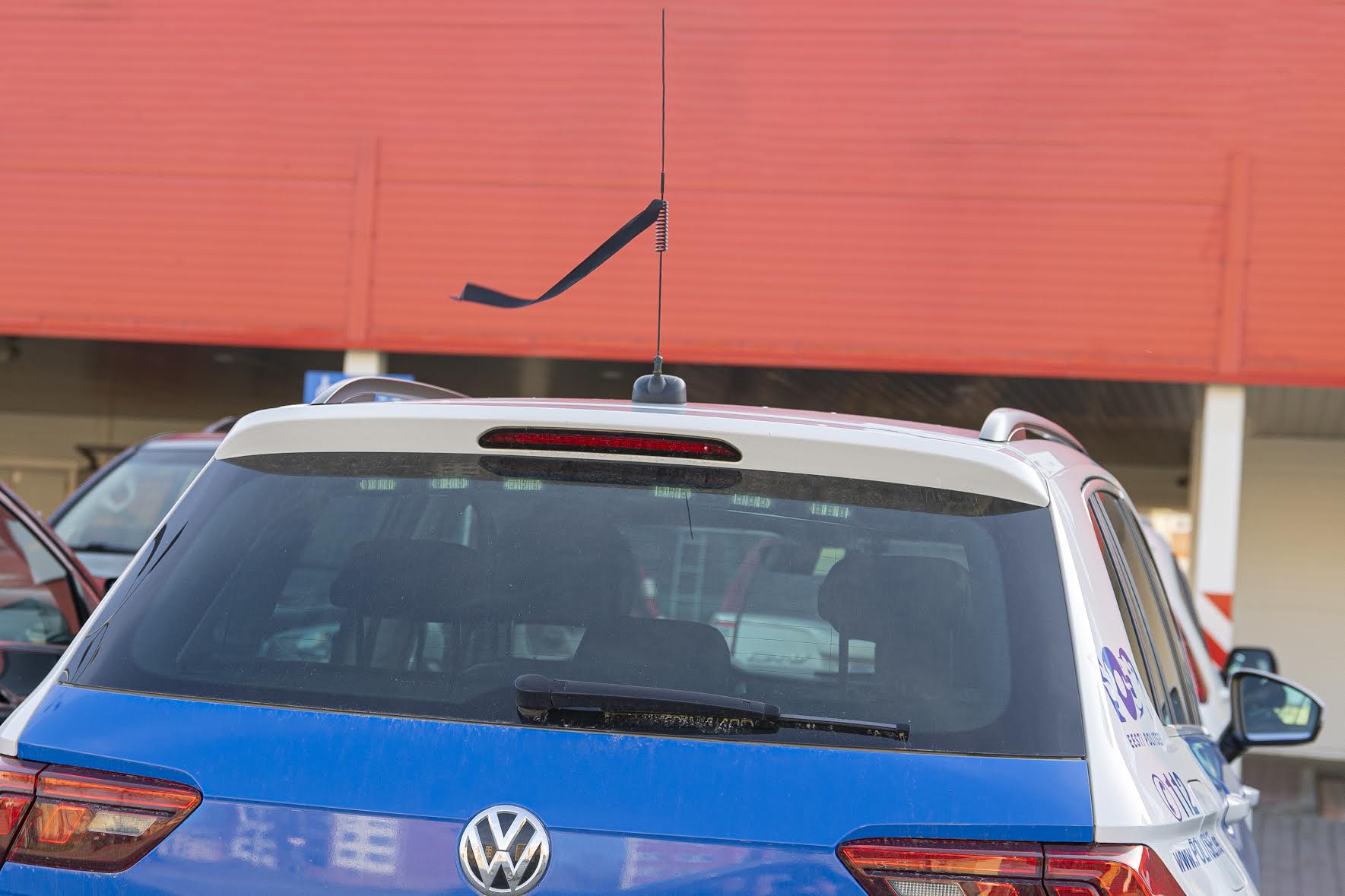 Politseiautod kannavad hukkunud kolleegi mälestuseks leinalinte FOTO: Aigar Nagel Politseiautod kannavad hukkunud kolleegi mälestuseks leinalinte FOTO: Aigar Nagel