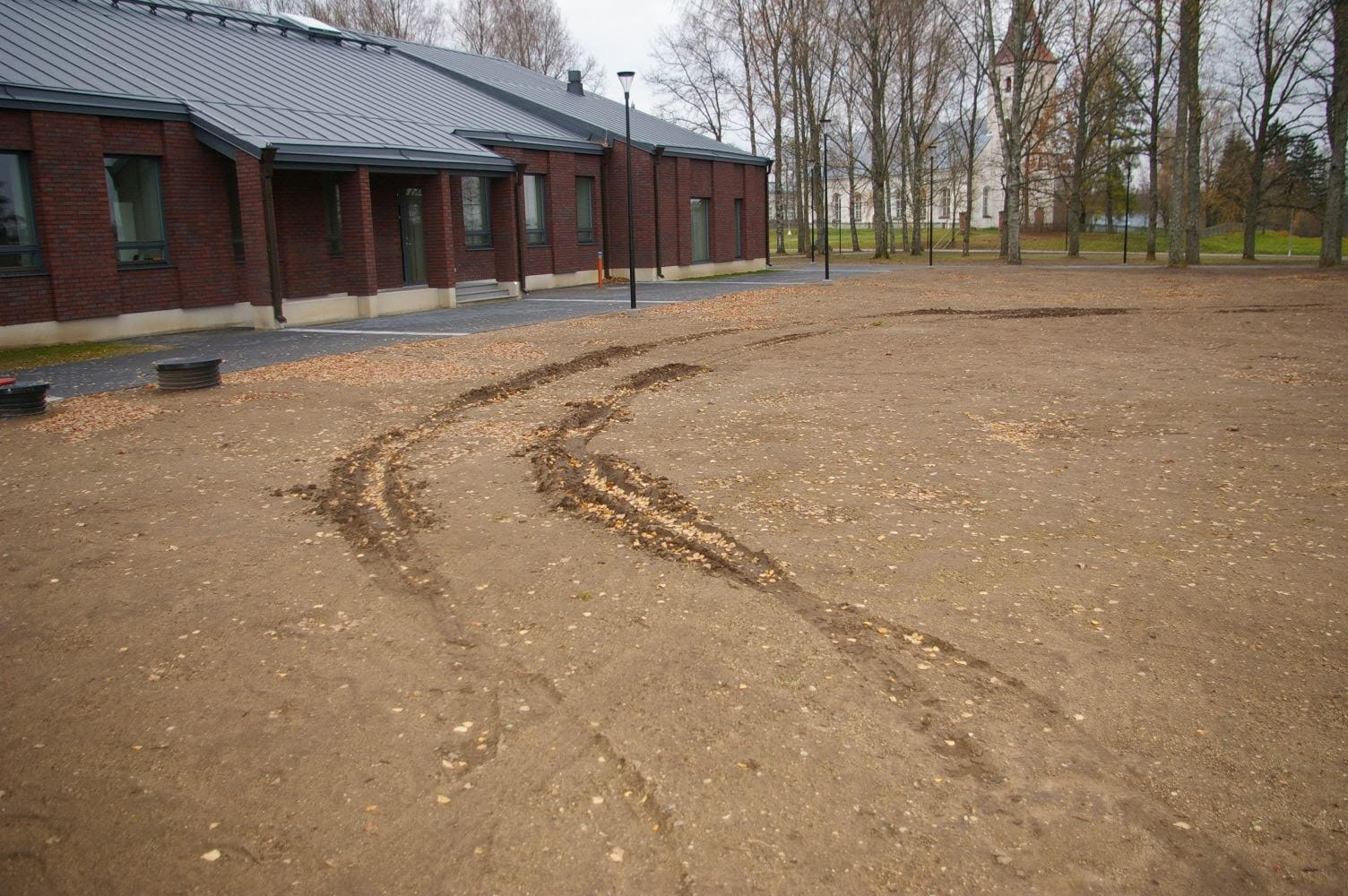 Rõuge rahvamaja värskelt külvatud muruplats rikuti rehvivagudega