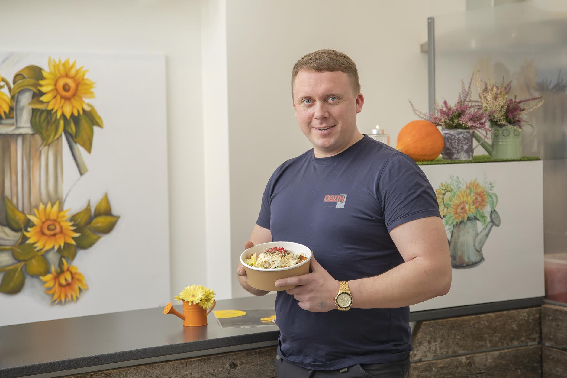 Toomas Trommel on kohviku Kastekann koostööpartner ja püsiklient. Lemmikuks peab ta Kastekannu Caesari salatit kanaga. Paari nädala pärast saab kohviku salateid soetada ka keskkonnasäästlikus RingKarbis. Foto: AIGAR NAGEL Toomas Trommel on kohviku Kastekann koostööpartner ja püsiklient. Lemmikuks peab ta Kastekannu Caesari salatit kanaga. Paari nädala pärast saab kohviku salateid soetada ka keskkonnasäästlikus RingKarbis. Foto: AIGAR NAGEL