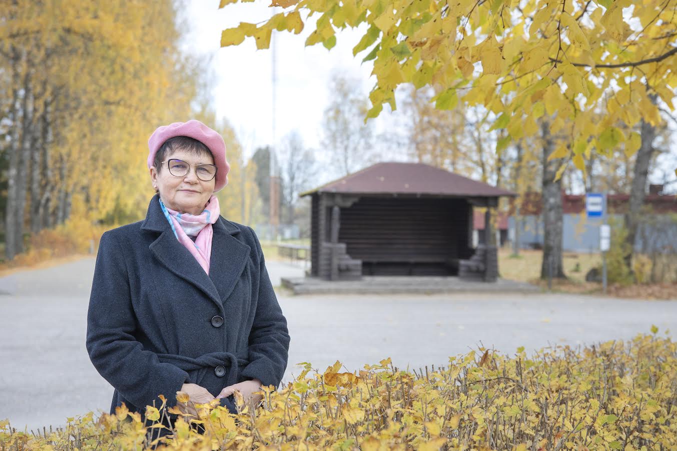 Antsla valla kaasava eelarve võiduidee esitaja Piret Taniel seismas praeguse Antsla bussiootepaviljoni ees. Tanieli sõnul võiks uue bussiootepaviljoni asukoht jääda põhimõtteliselt samaks, kuid liikuda natukene raudtee poole, andes võimaluse vajaduse korral turuplatsi laiendada. Foto: AIGAR NAGEL